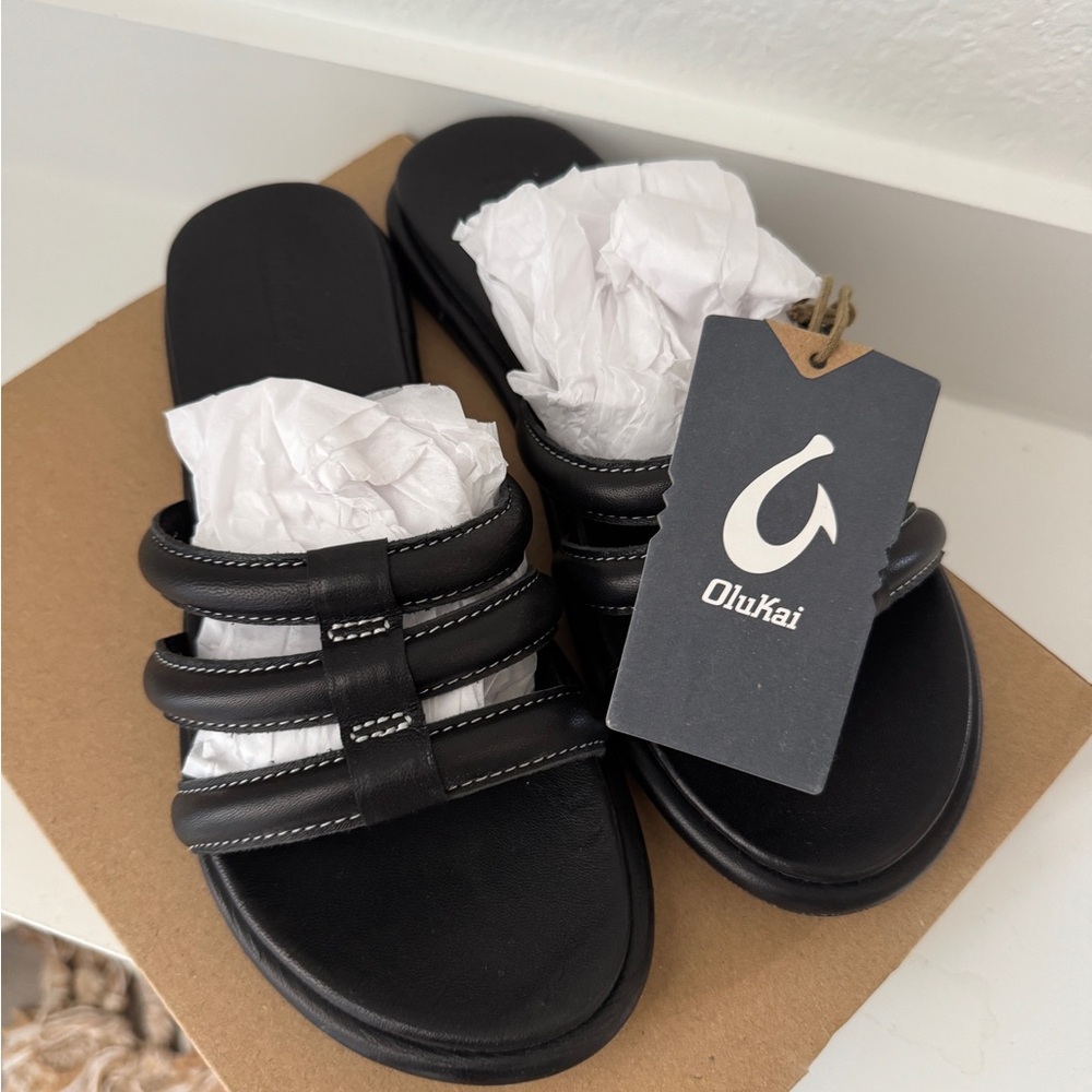 OluKai Tiare Black Sandals